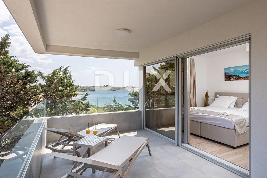 OTOK PAG, POVLJANA - Troetažni stan 95m2, 1. red do mora