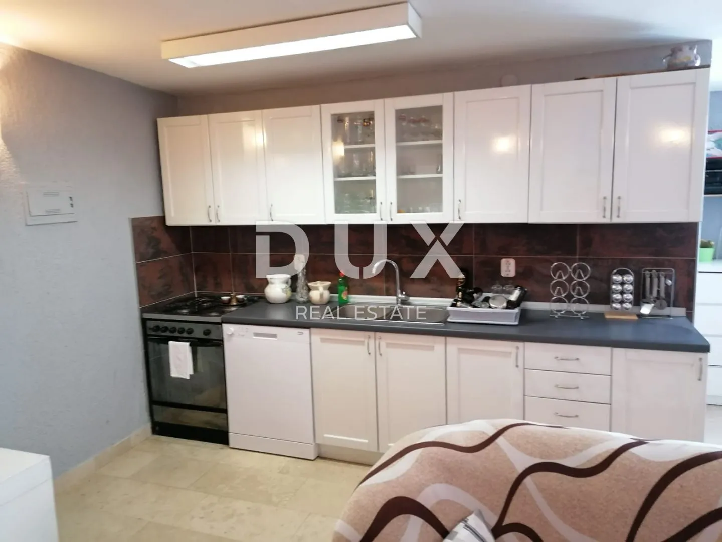 istra, pula - velika obiteljska kuća s 2 apartmana, konobom i garažom - slika 15