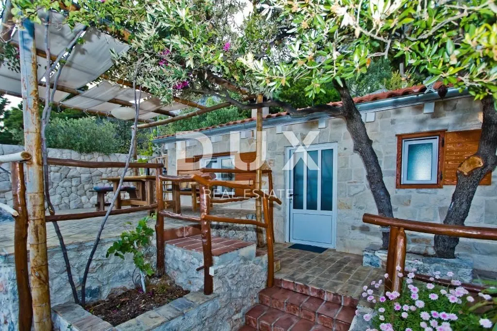 otok hvar - vila u gradu hvaru prvi red do mora - slika 2