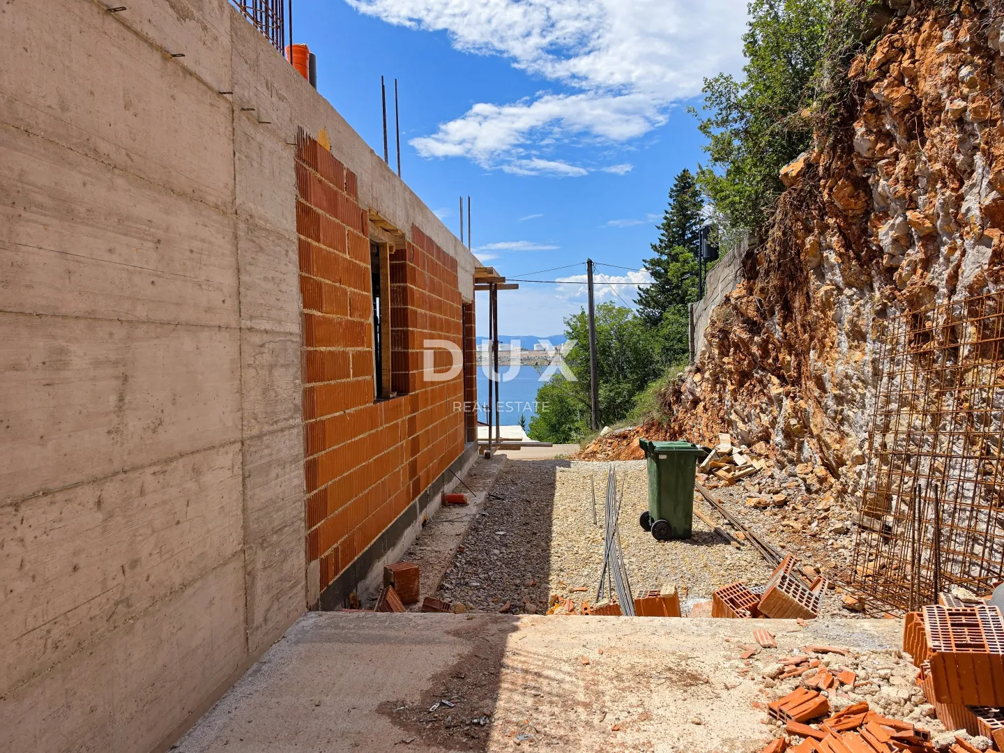 krk, omišalj, jednosobni stan, 50 m2, balkon - slika 2