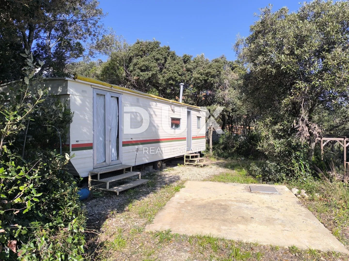 istra, peruški - zemljište 2. red do mora s kamp kućicom, solarne, voda, septička - slika 2