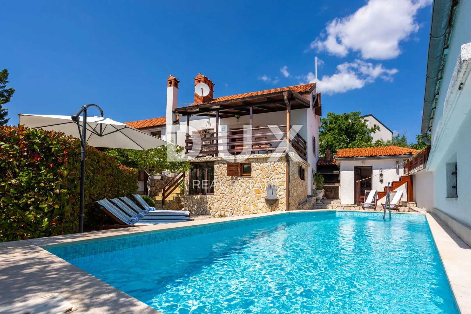 otok krk, vrbnik (okolica) - prilika! kuća s bazenom i jacuzzijem - slika 3