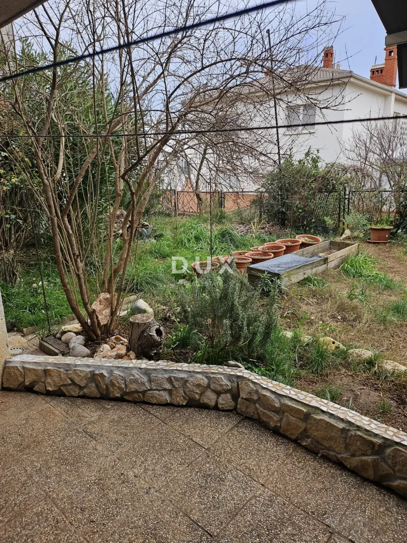 istra,pula - prizemna etaža kuće s dva stana, 2 terase i vrtom - slika 41