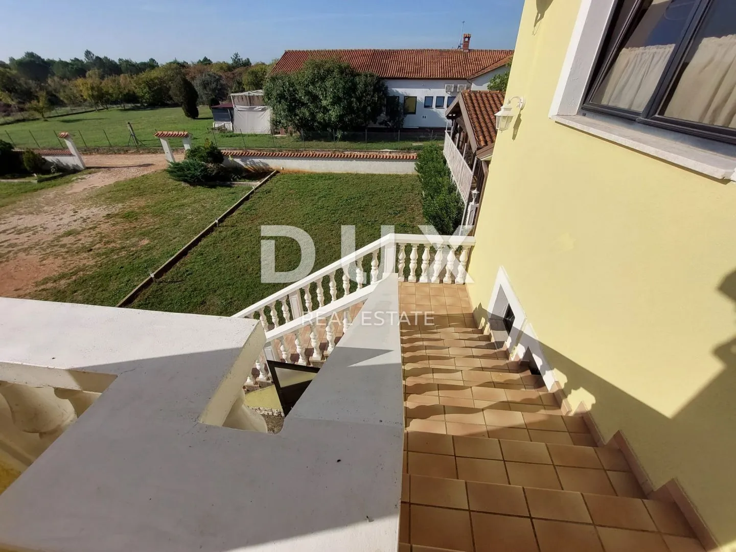 istra, umag - poslovni objekt sa stanom - slika 17