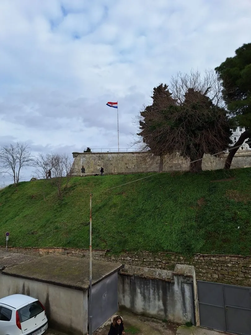 istra, pula- prostrani stan u centru grada! - slika 22