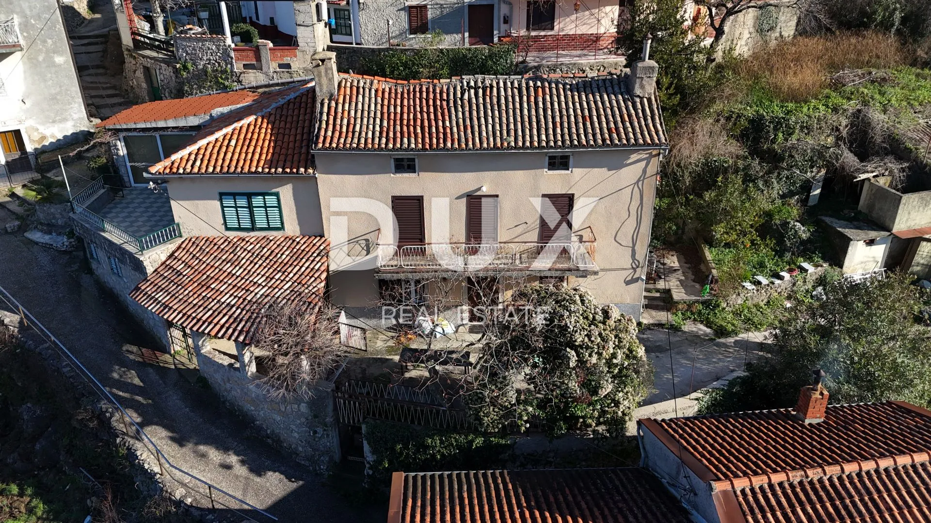 otok krk - kuća s dvorištem i pogledom na more, u jezgri romantičnog vrbnika - slika 2