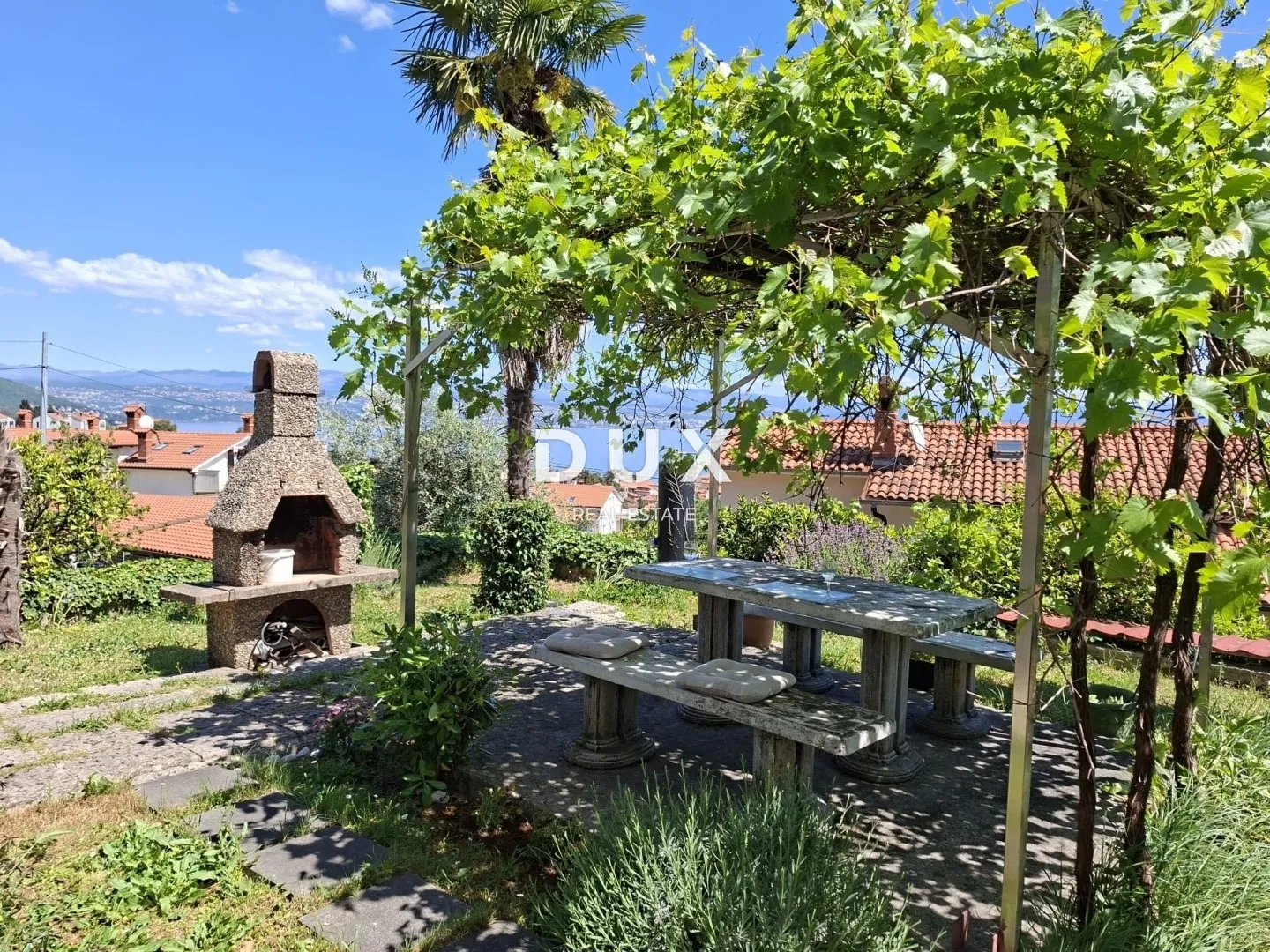 OPATIJA, LOVRAN - stan s okućnicom i pogledom na more