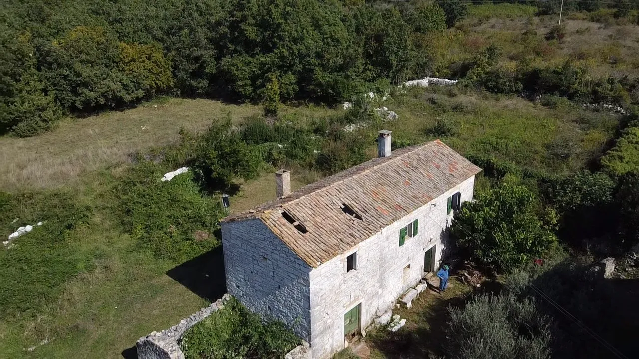 istra,višnjan - kamena starina s prostranom okućnicom - slika 2