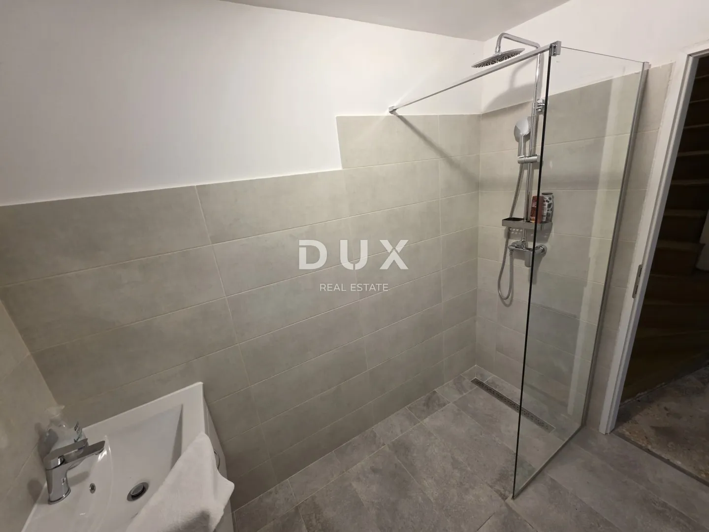 otok pag, kolan - kuća u nizu i studio apartman, top prilika! - slika 6