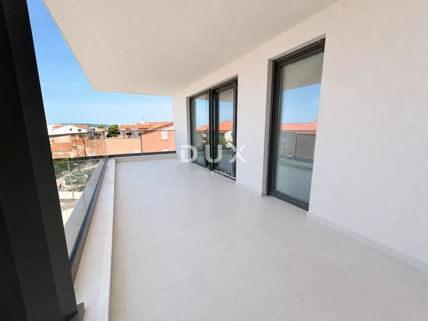 vodice, srima – penthouse s liftom, krovna terasa 109 m², 70m od plaže - slika 11
