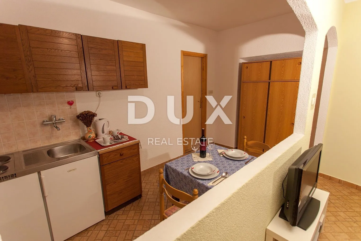 otok cres, grad cres - stara jezgra kuća, restaurant, dvoetažni stan, apartmani - slika 14