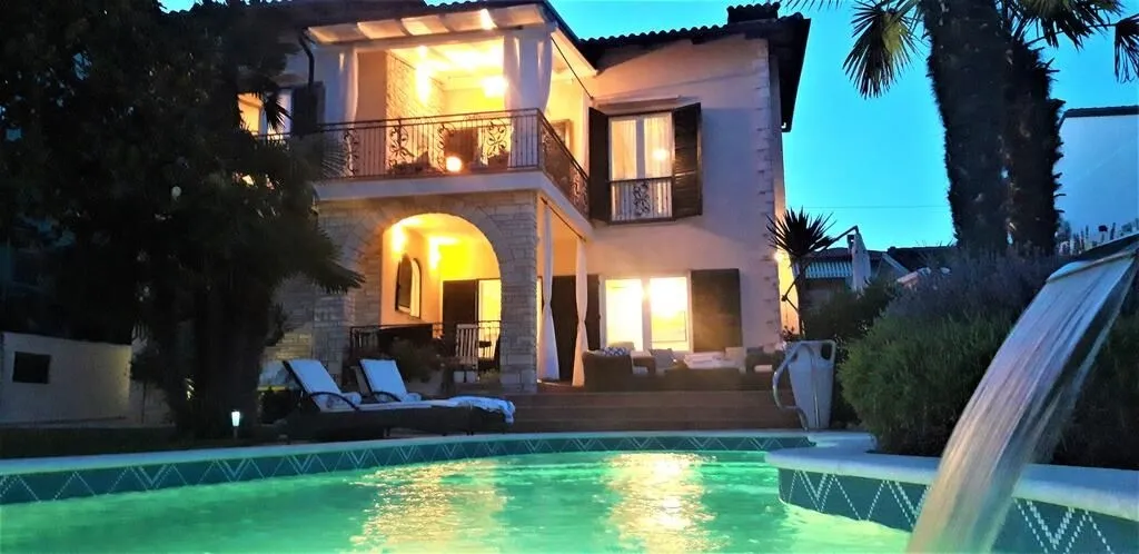 istra, umag - jedinstvena vila s bazenom, prvi red do mora - slika 58