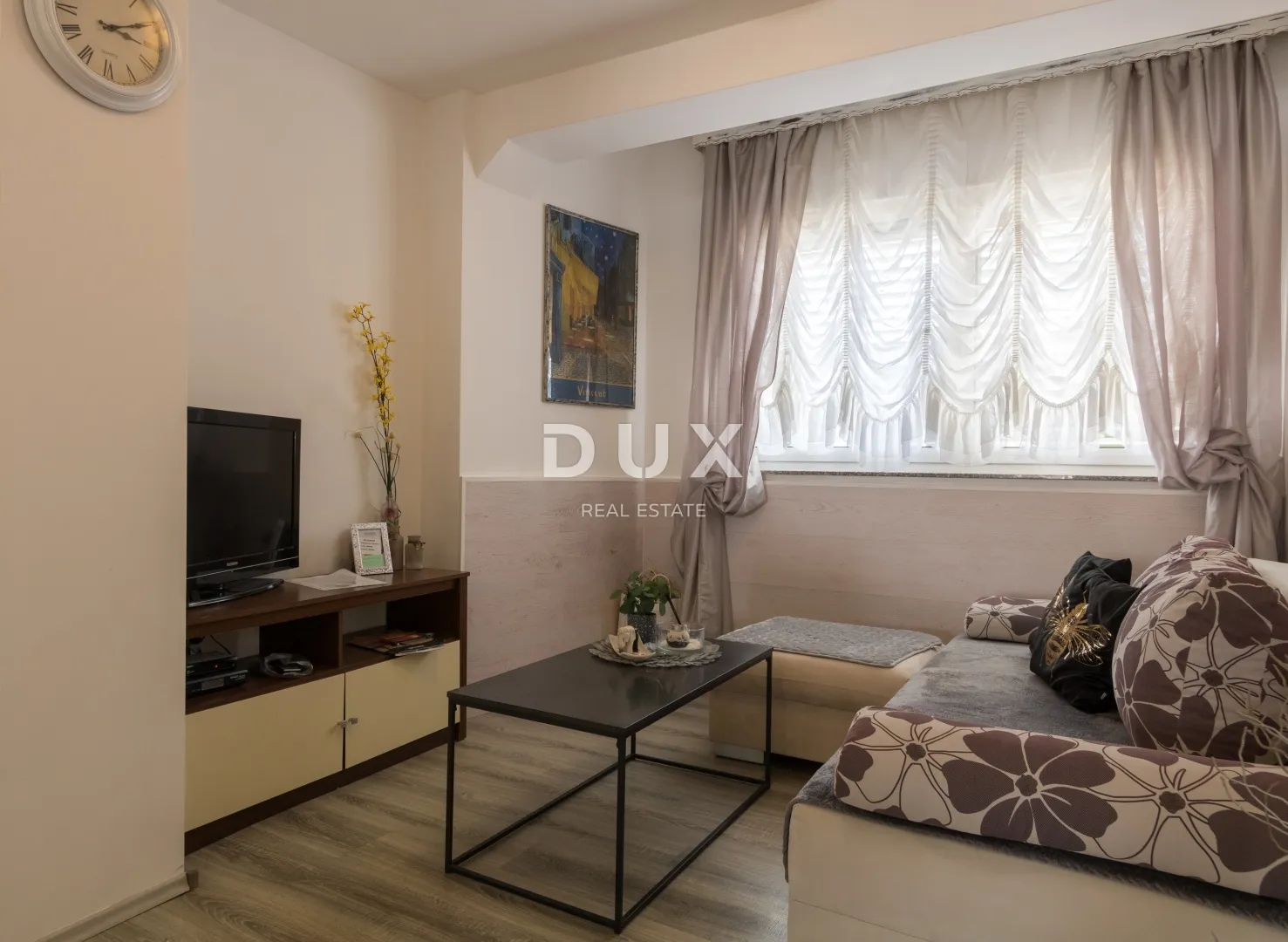 vodice, vila sa 7 apartmana i bazenom - slika 14