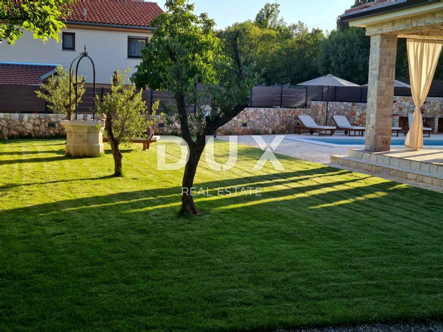 otok krk - mediteranska vila sa bazenom i velikom okućnicom - slika 20