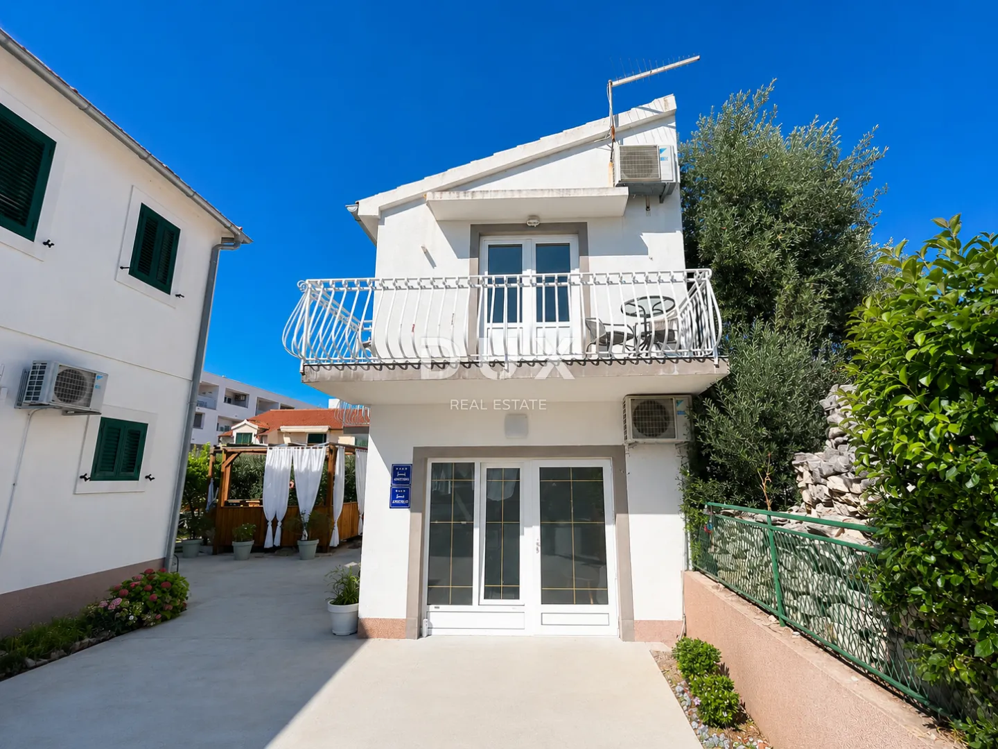 dalmacija, vodice – privatni mini resort s 4 apartmana i bazenom, 300 m od centra - slika 16