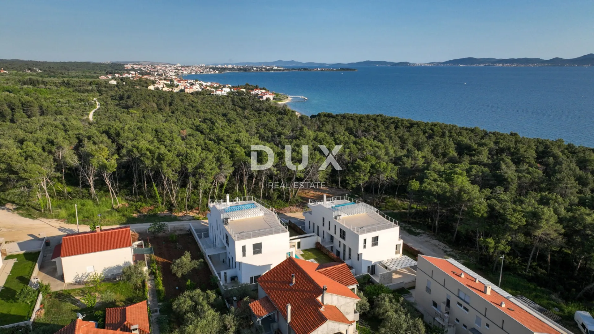 zadar, kožino, urbana vila sa 3 apartmana, 3 bazena, 9 parkinga - slika 8