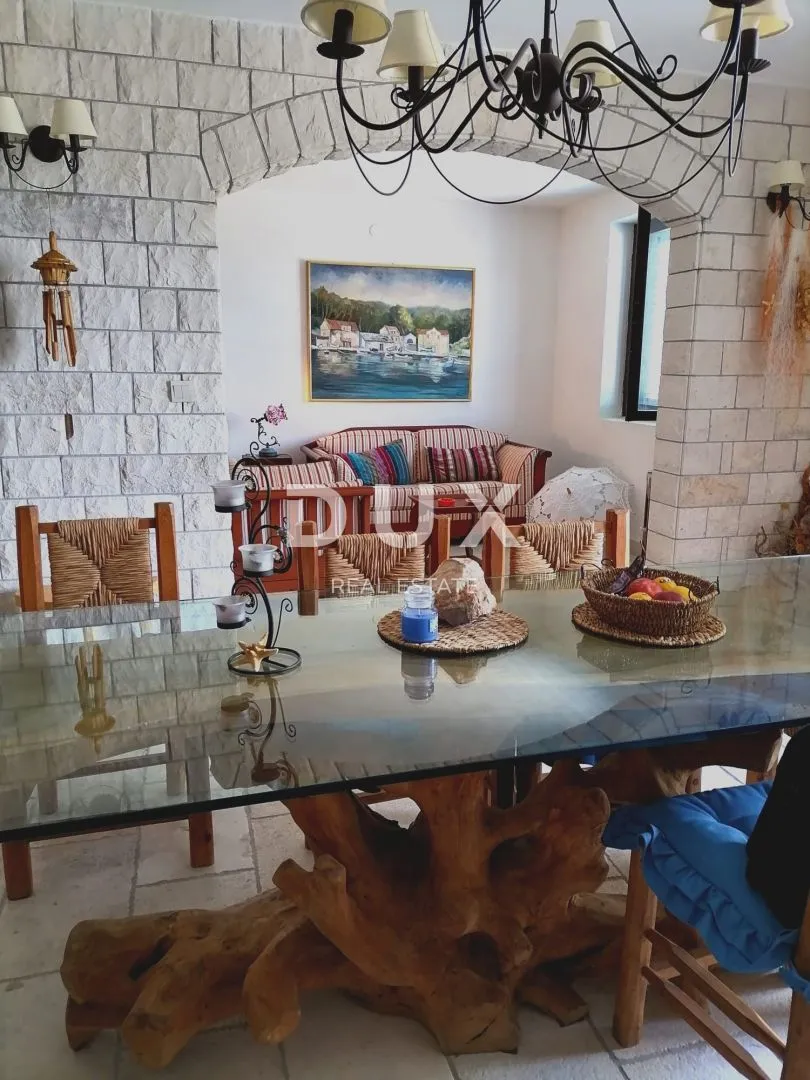 otok šolta - prekrasna kamena kuća s pogledom na more - slika 9