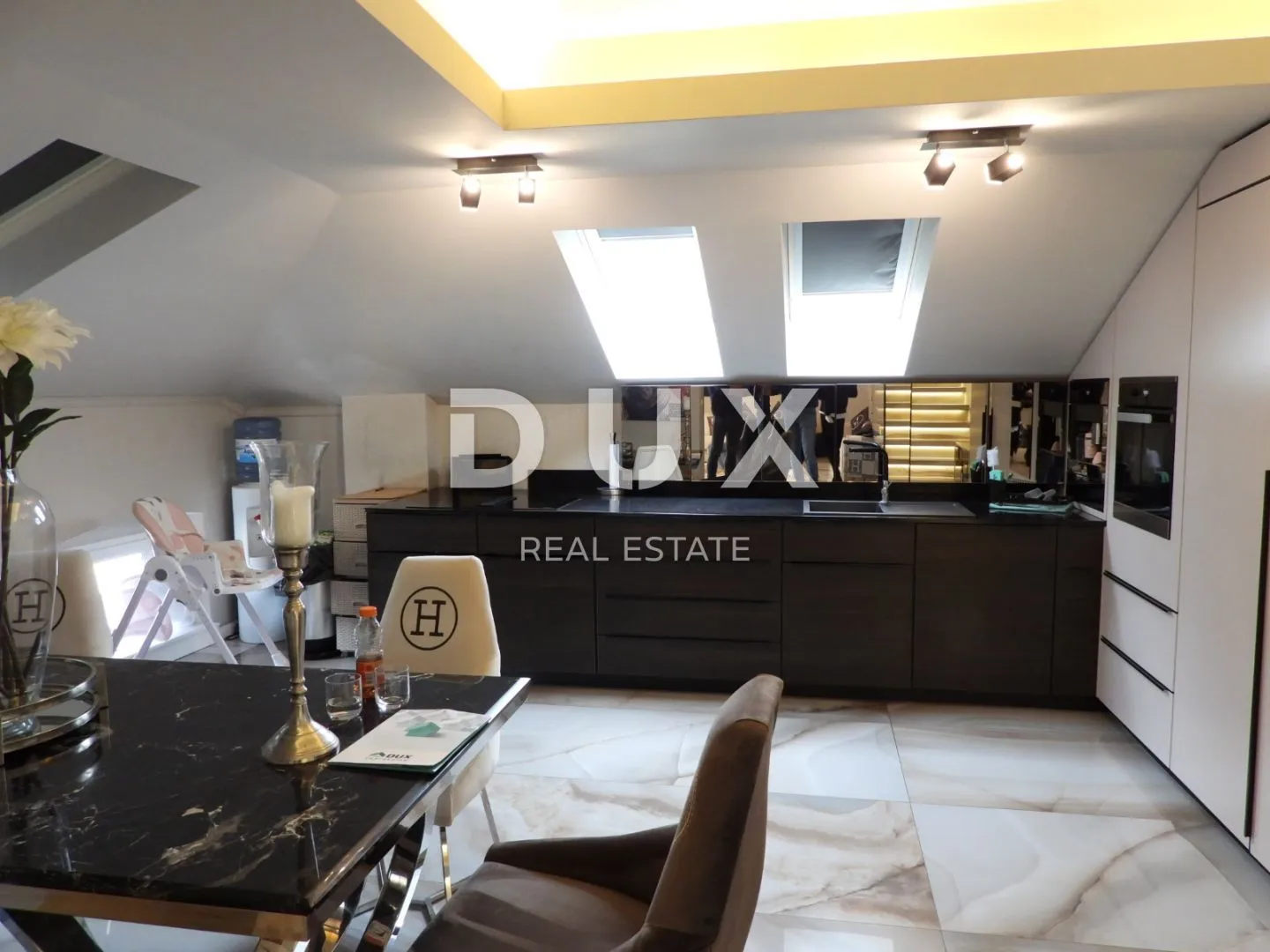 opatija, centar- eksluzivno uređen dvoetažni stan 4s+db 165m2 - slika 35
