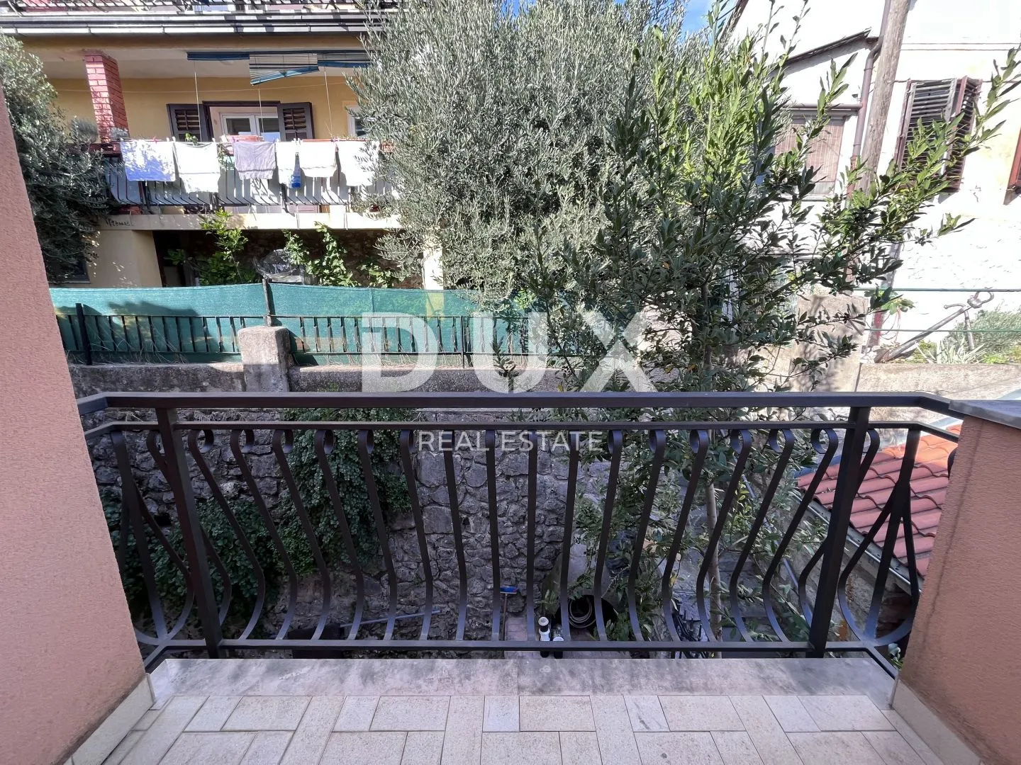 rijeka, škurinje - kuća s tri stambene jedinice i garažom - slika 25