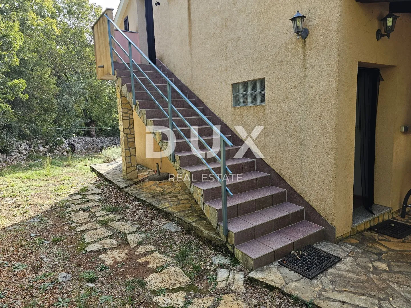 otok krk, vrbnik (okolica) - samostojeća kuća na osami sa dva apartmana - slika 7