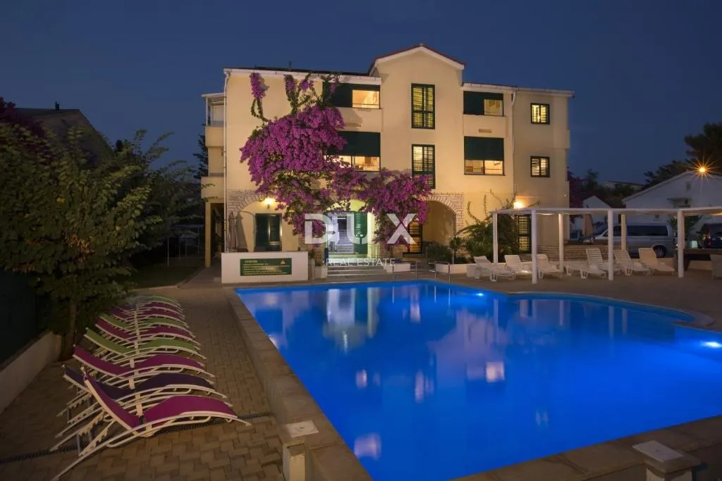 OTOK PAG, NOVALJA - villa s 20 apartmana udaljena samo 300 metara od mora! PRILIKA!