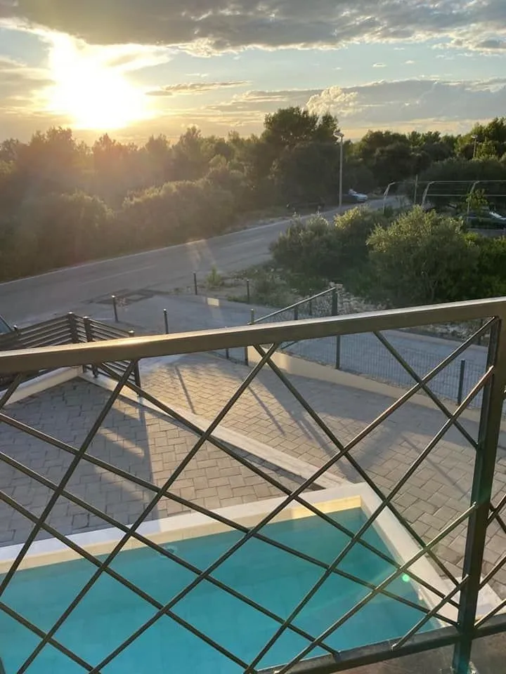 šibenik(okolica) - moderna novogradnja 200 metara od mora - slika 6