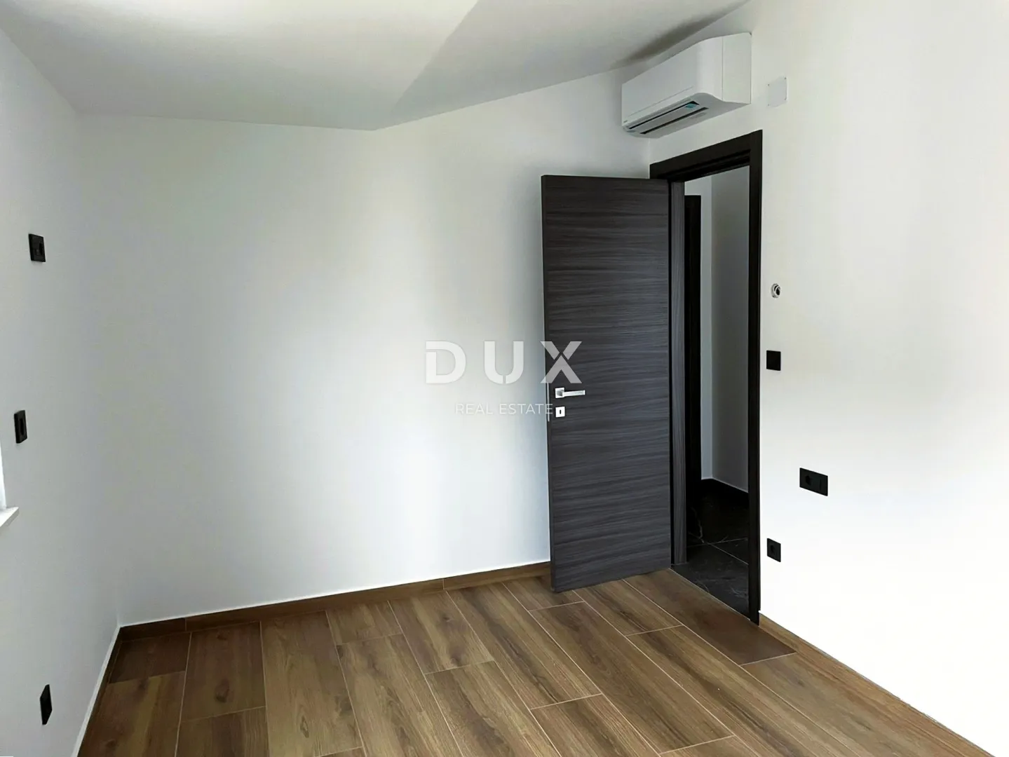 otok krk, grad krk - moderan penthouse od 100 m2 - slika 21