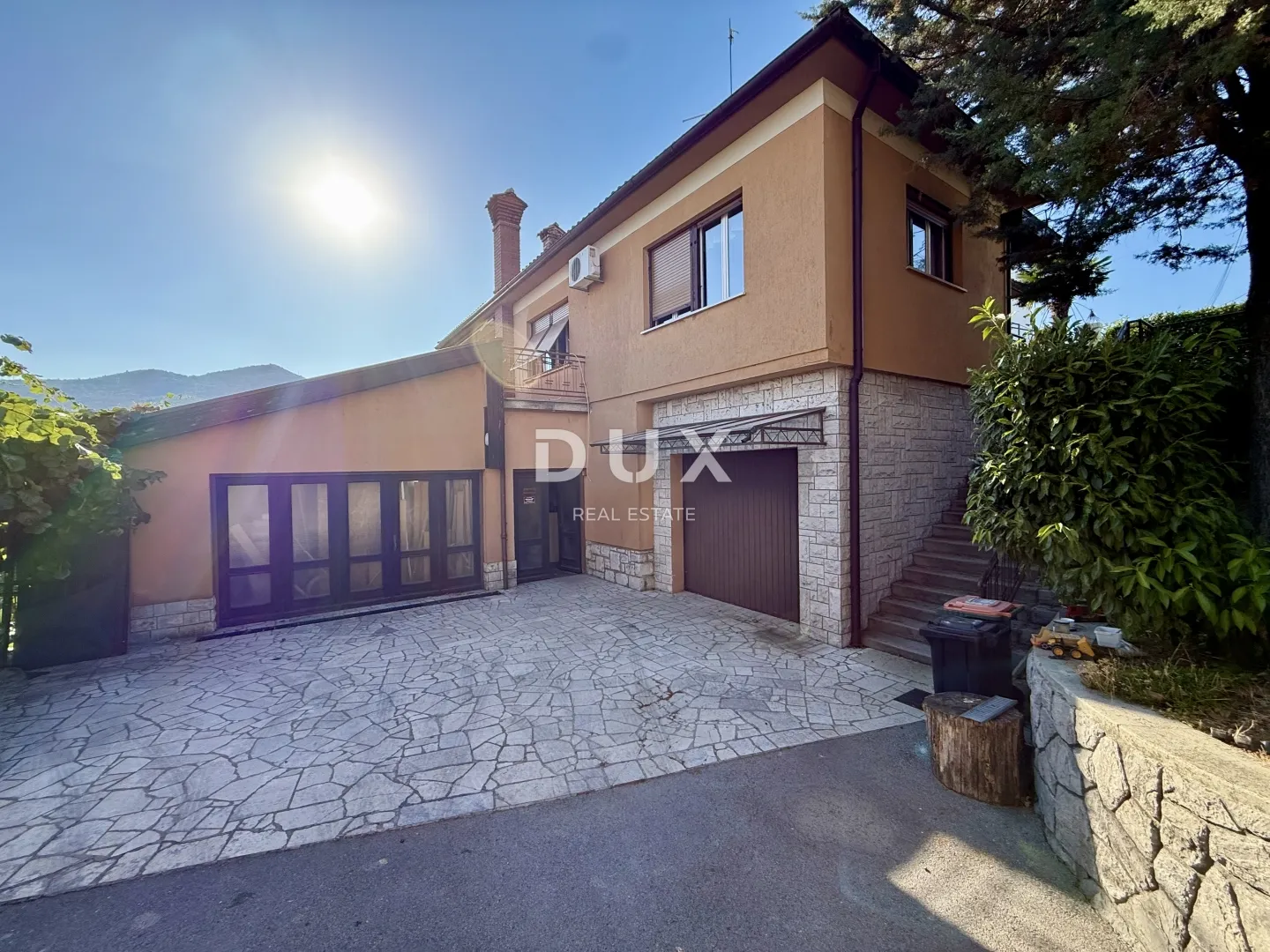 Matulji, centar, samostojeća kuća, 250 m2, pogled, garaža