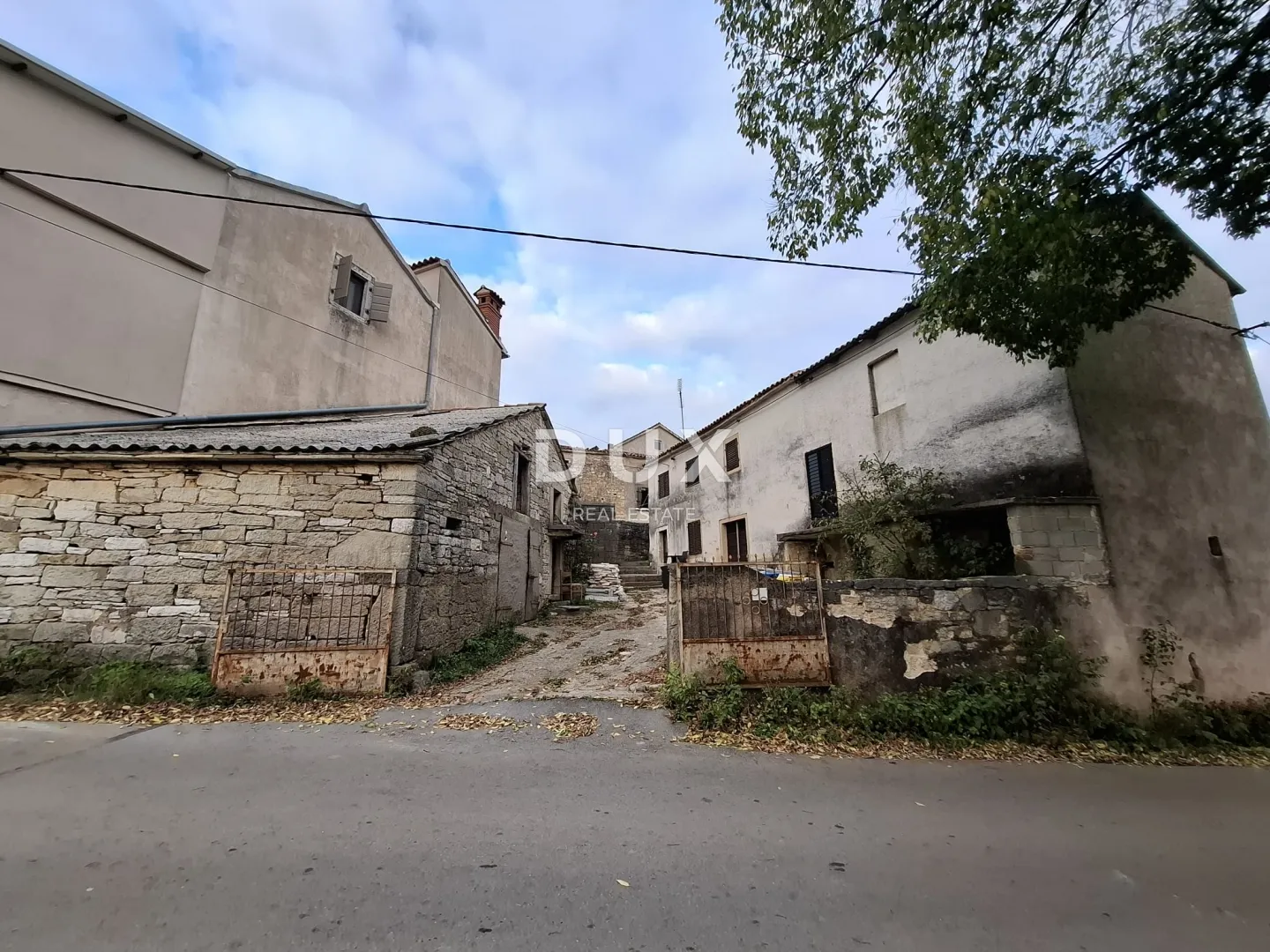 ISTRA, PAZIN - Samostojeća kamena kuća za djelomičnu adaptaciju - Trviž, Pazin