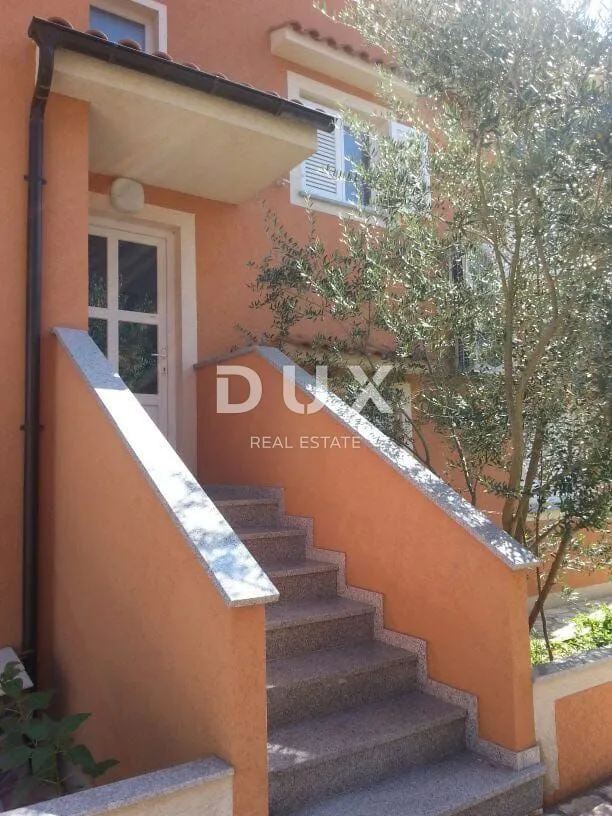 otok krk, grad krk - trosobni dvoetažni stan sa vrtom - slika 2