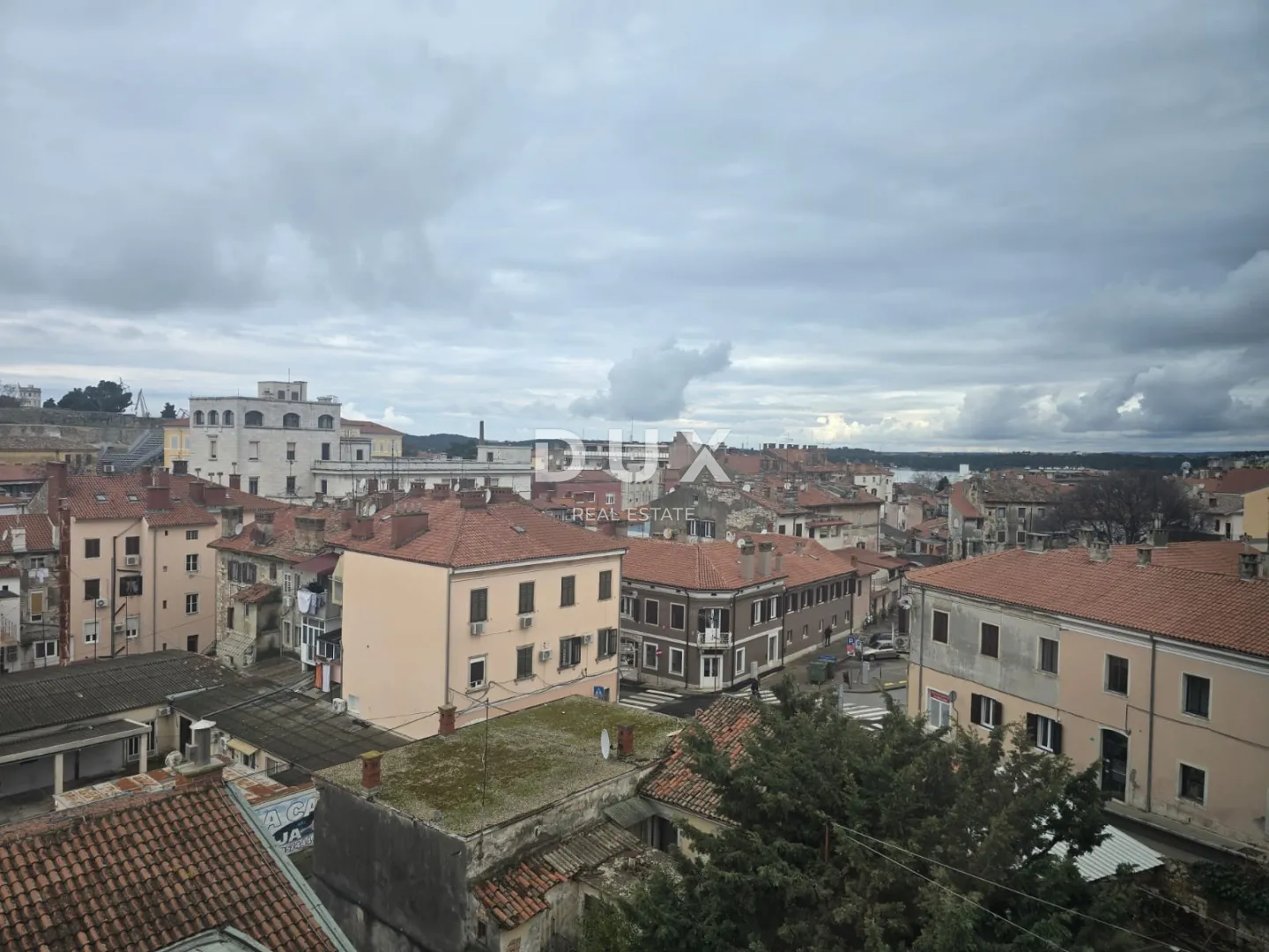 istra,pula- stan u centru grada - slika 12