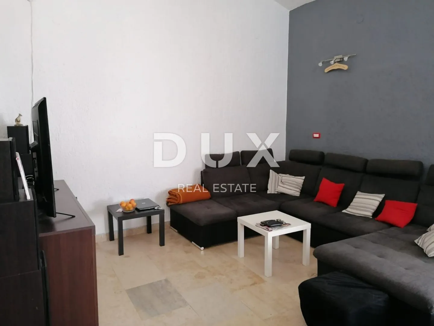 istra, pula - velika obiteljska kuća s 2 apartmana, konobom i garažom - slika 5