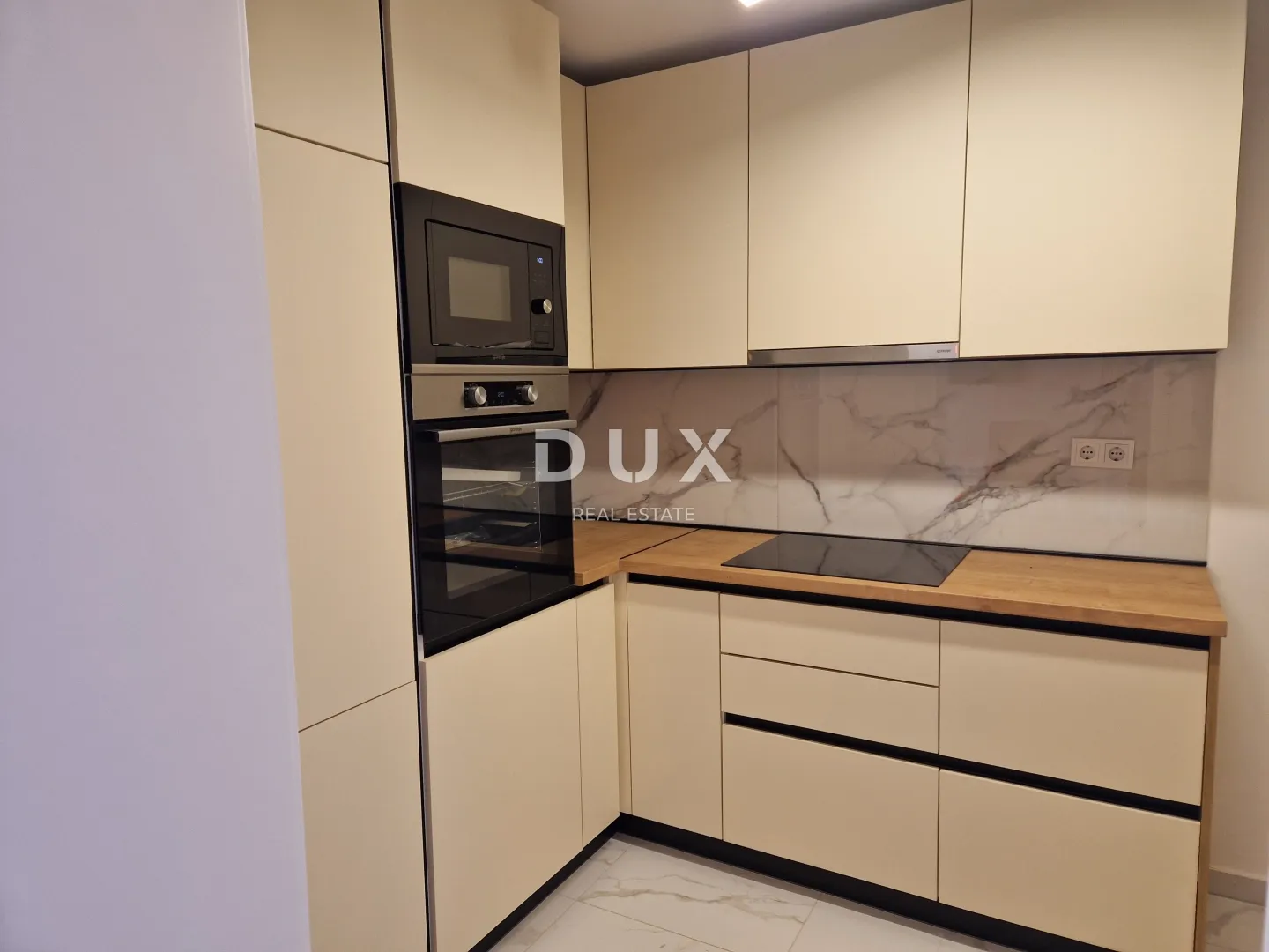 istra, labin – stan, 81 m², terasa, vrt i pogled na grad - slika 9