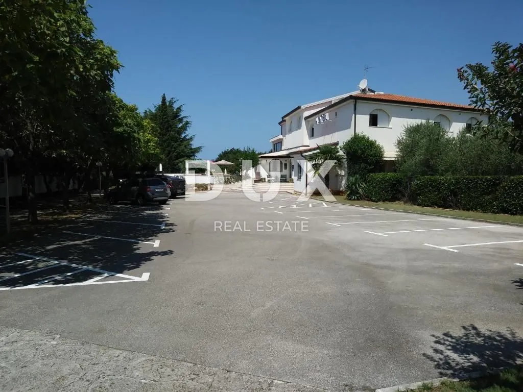 istra,poreč - hotel sa bazenom i prostranom okućnicom! - slika 33
