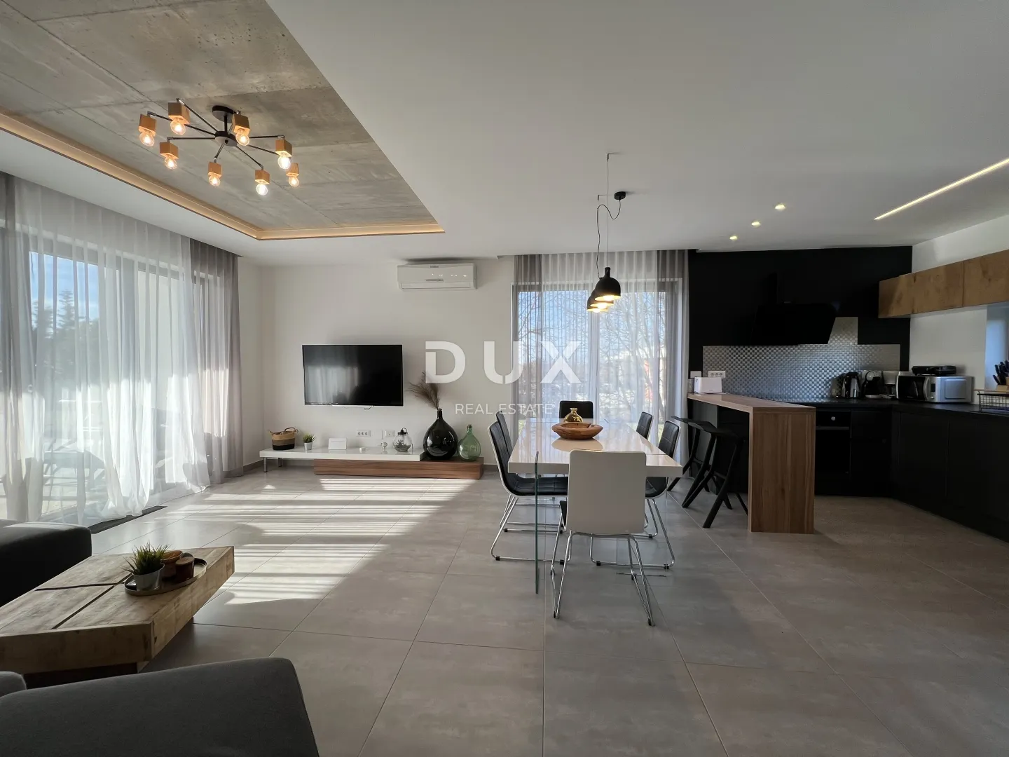 istra, žminj – moderna vila s bazenom - slika 1