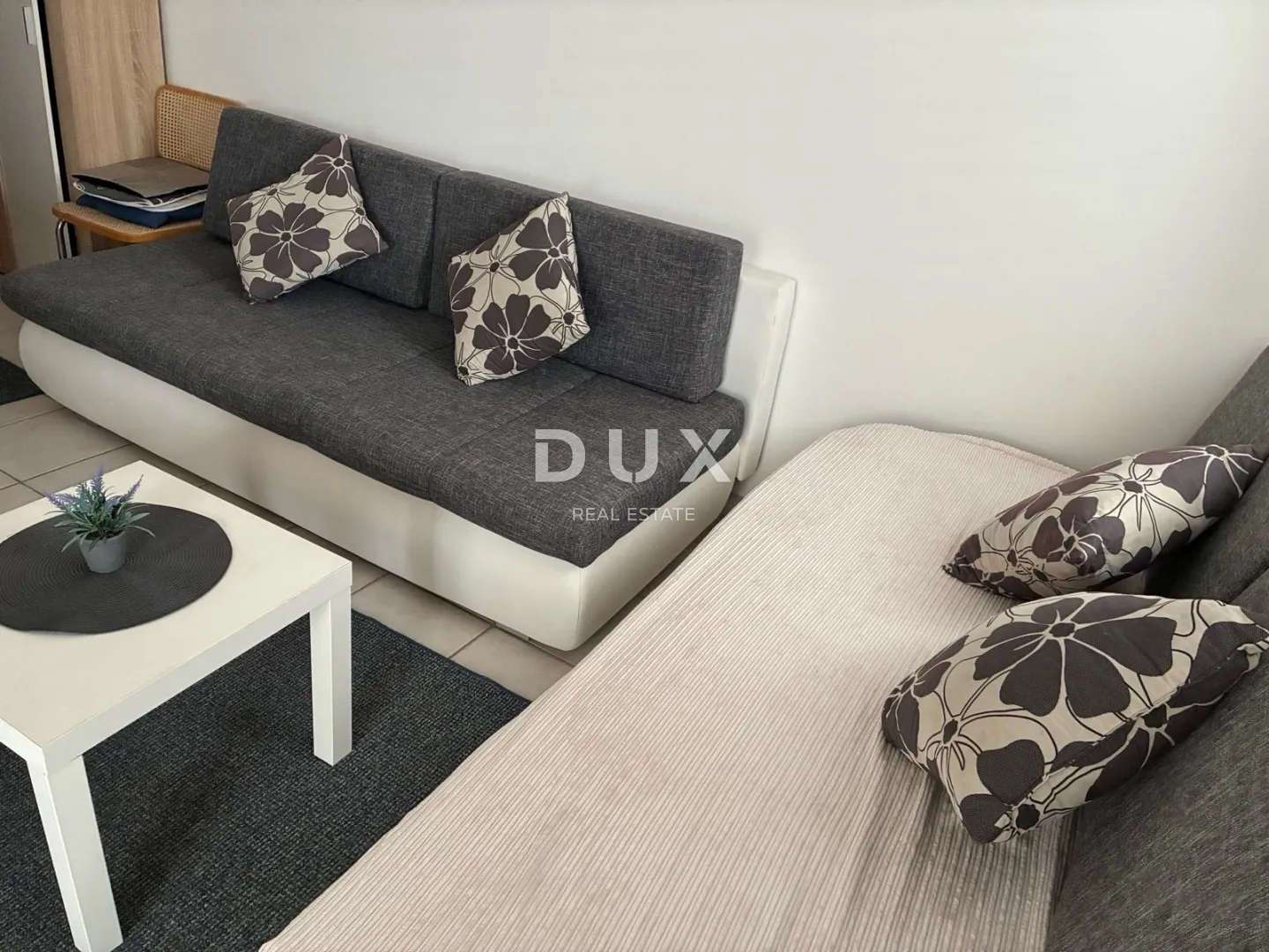 novi vinodolski – uređena garsonijera, pored mora, 21 m² - slika 2