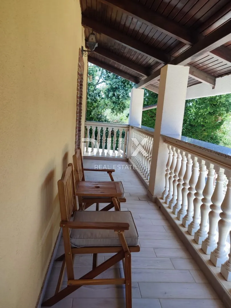 istra, pomer zanimljiva kuća s četiri apartmana! - slika 31