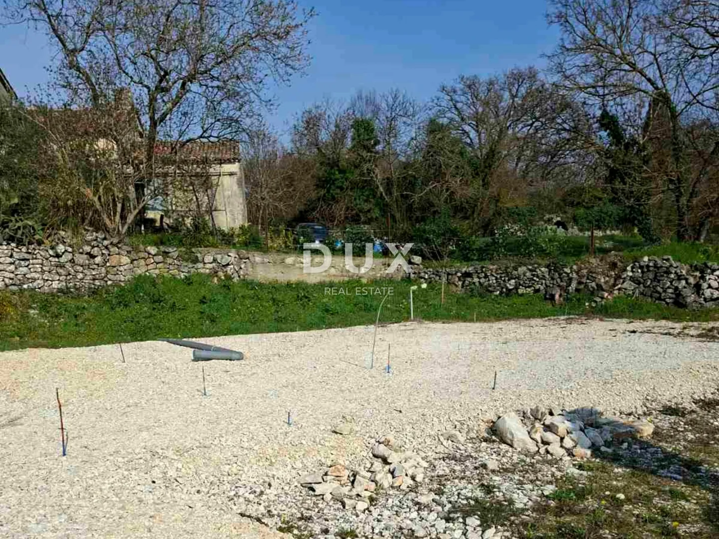 ISTRA, LABIN - Zemljište s građevinskom dozvolom u predgrađu