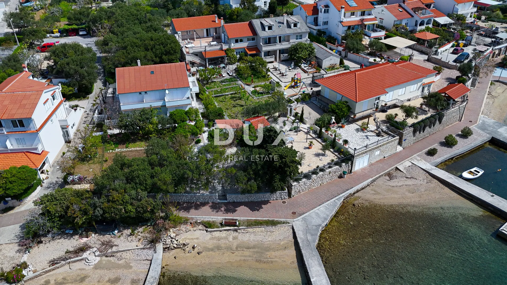 OTOK RAB, BARBAT - Samo 25m od mora, samostojeća kuća sa 6 apartmana, garažom i uređenom okućnicom - Barbat na Rabu, Rab