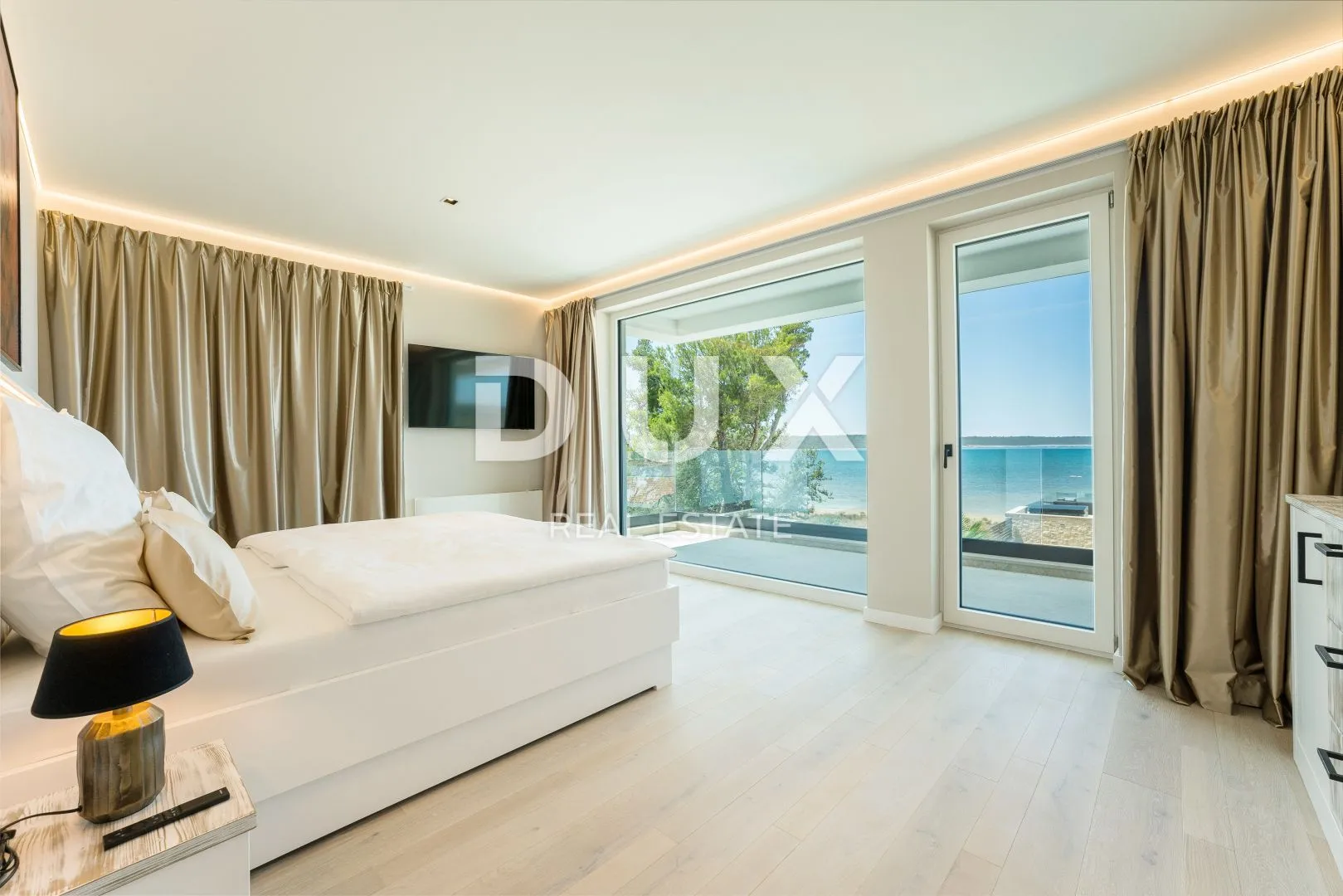 zadar, ljubač - luksuzna vila 2. red do mora - slika 22