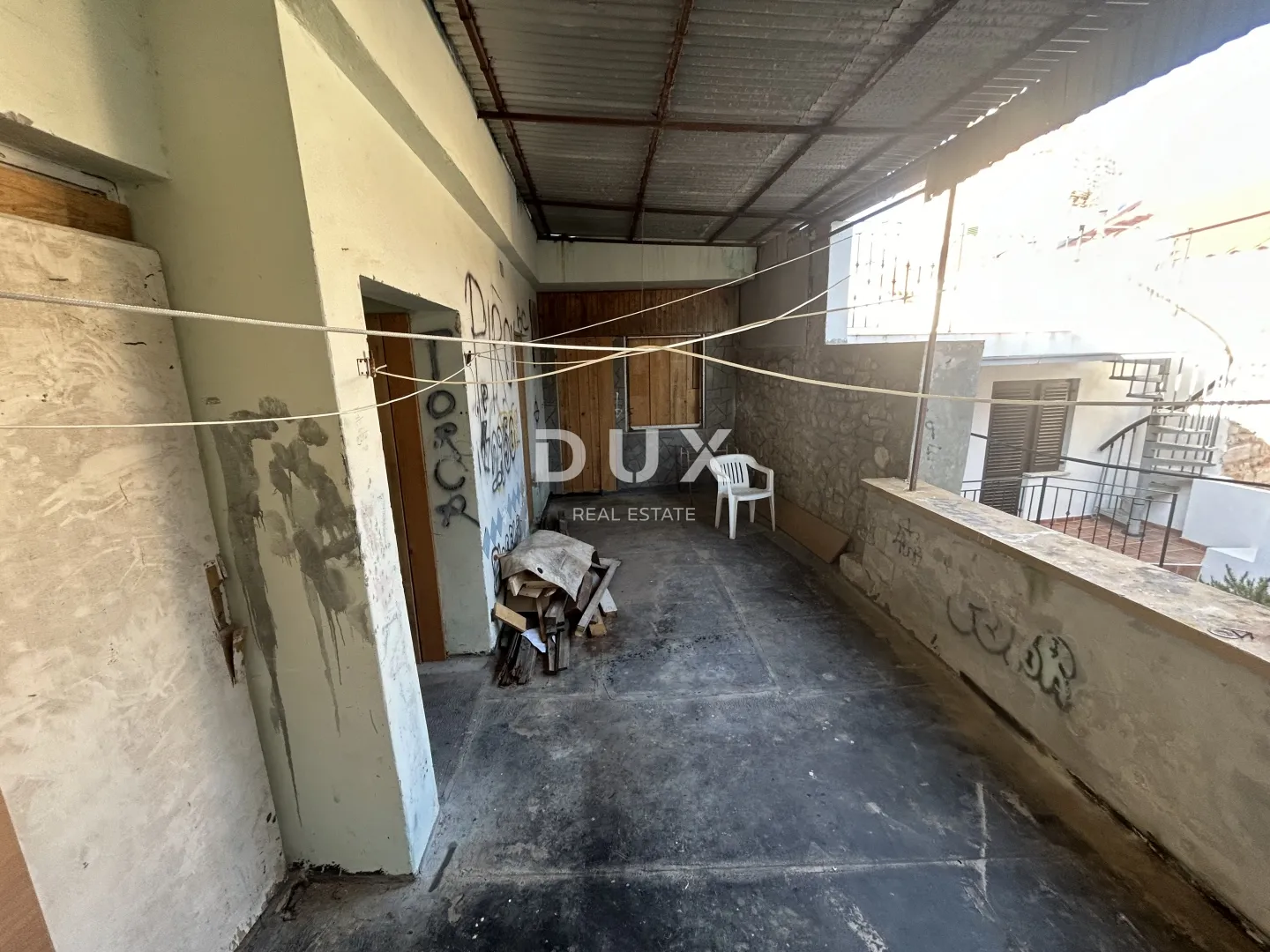 ŠIBENIK, PIROVAC – Stan za adaptaciju s velikim potencijalom