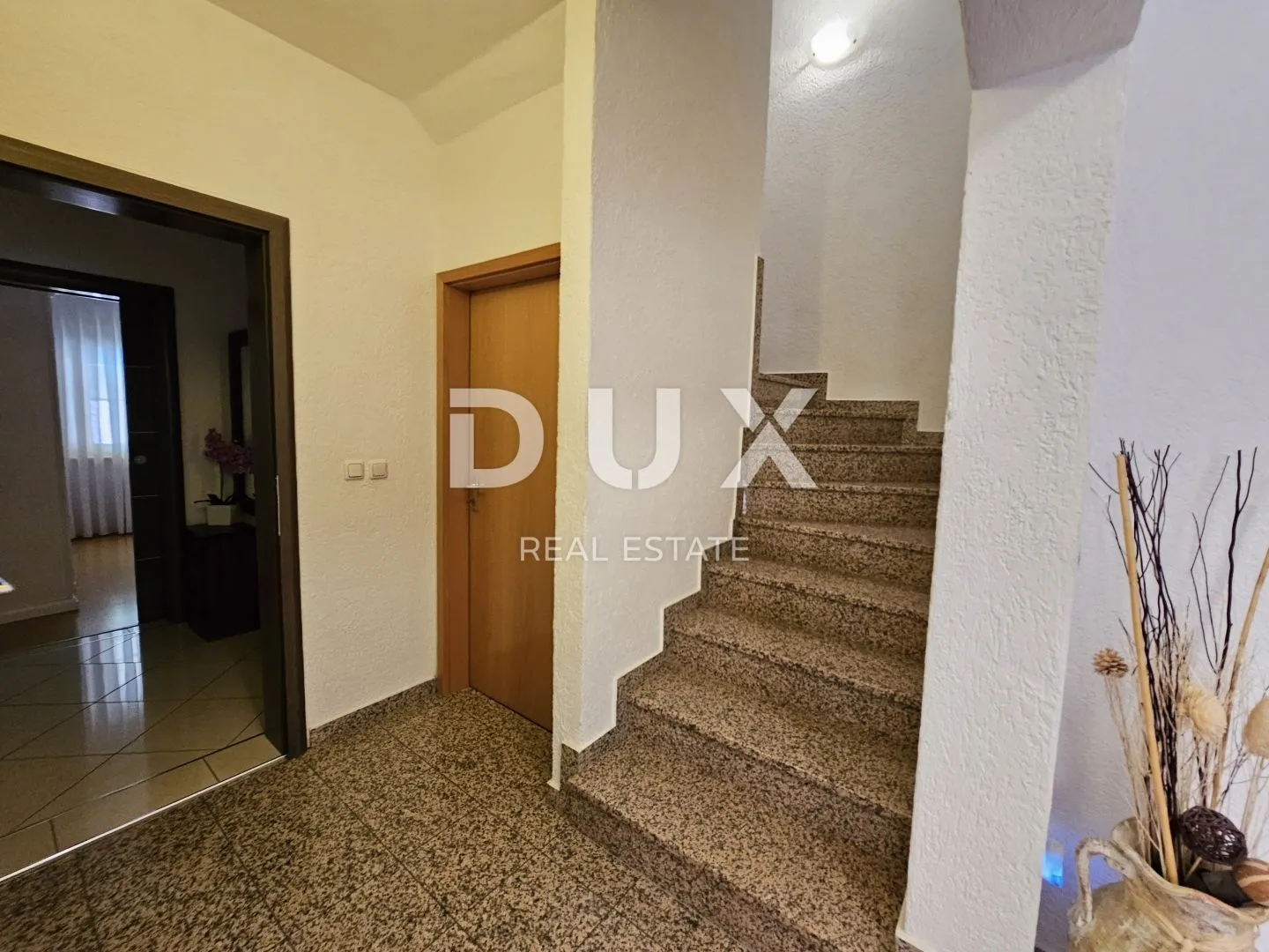 istra, pula - kvalitetna obiteljska apartmanska kuća na atraktivnoj lokaciji - slika 97