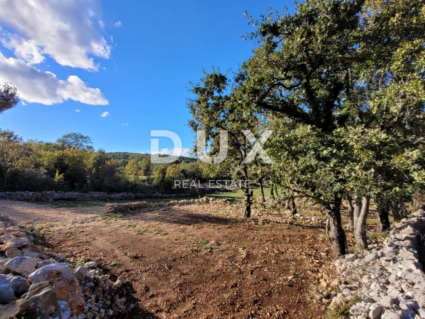 Otok Krk, Šilo - Očišćeno, ravno poljoprivredno zemljište, buduće građevinsko, 600m do prekrasnih plaža, mora i supermarketa s pristupnim putem ! - Šilo, Dobrinj