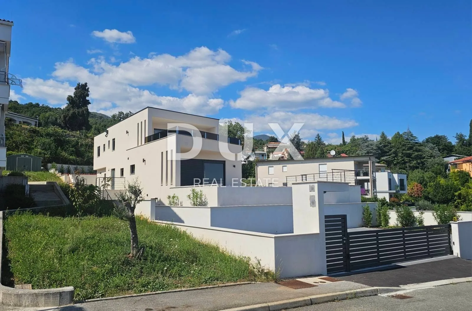 OPATIJA, LOVRAN - Luksuzna vila s 2 stambene jedinice i bazenom, 300m od mora