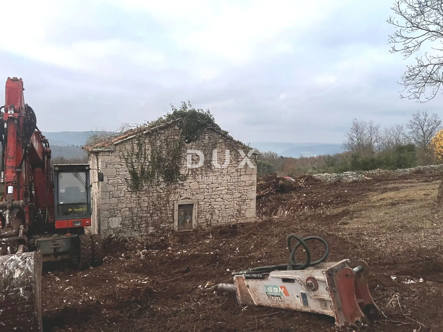 istra, rakalj - kamena samostojeća istarska kuća, dvorište, pogled more - slika 8