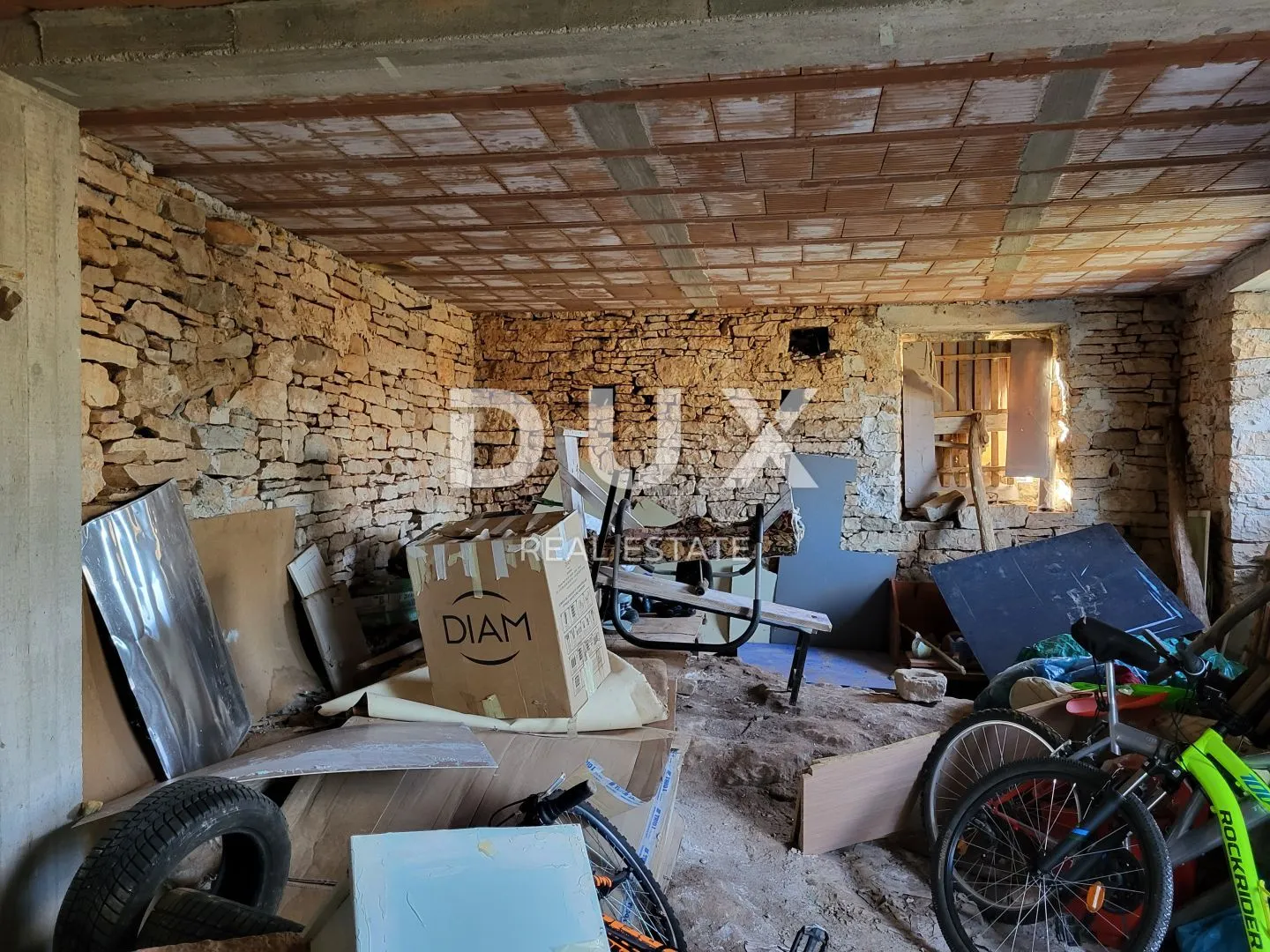 istra, grožnjan - samostojeća kamena kuća - slika 9