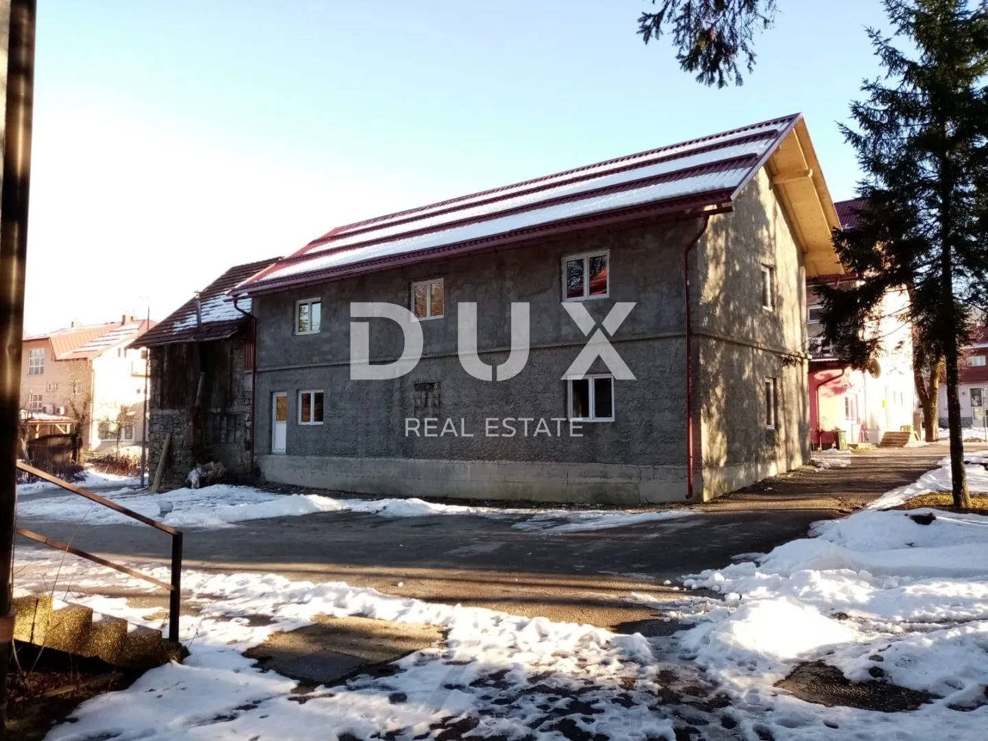 GORSKI KOTAR, DELNICE - Zgrada s dva stana i s poslovnim prostorom u centru Delnica.PRILIKA!