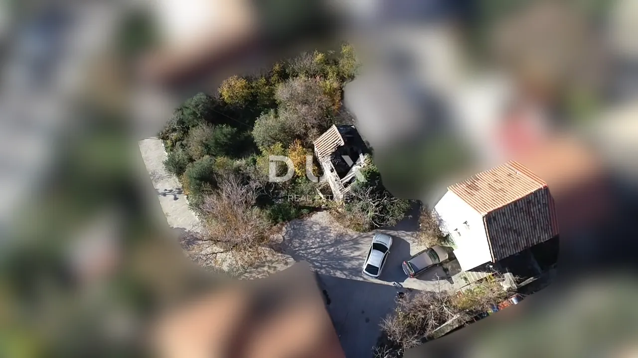 ŠIBENIK, MANDALINA - Građevinsko zemljište s 2 stare kuće