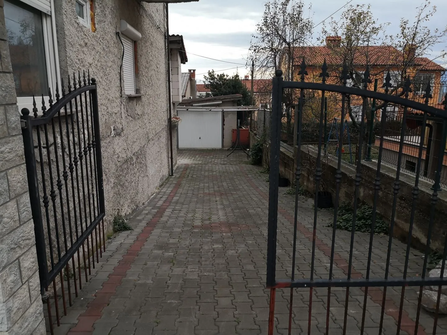 donja drenova - veća obiteljska kuća sa pet stanova garažom i okućnicom - slika 20