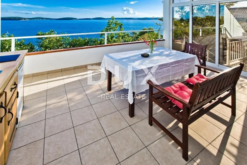 otok hvar - vila u gradu hvaru prvi red do mora - slika 26